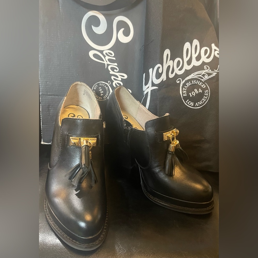 SEYCHELLES  BOOTIES. EUC. Comes with box